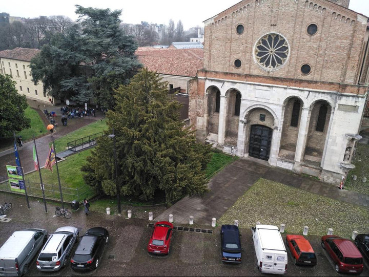 Eterno Ivica supports at Palazzo Donghi in Padua