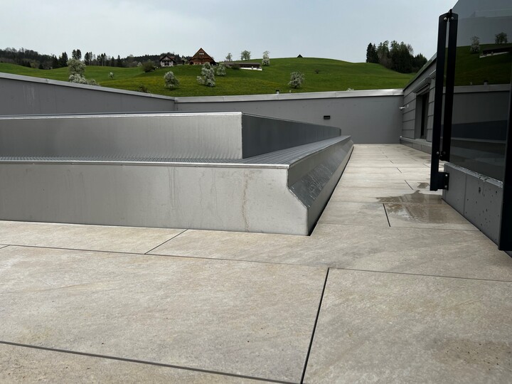 Die Stelzlager Pedestal Prime® bilden die Basis einer wunderschönen Dachterrasse in der Schweiz